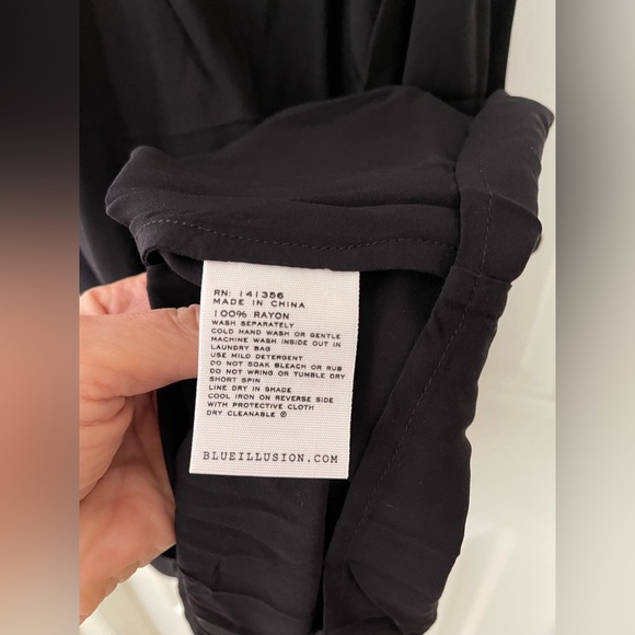 NWT FALL ARRIVAL STUNNING DESIGNER BLACK & WHITE MIDI DRESS-XS - Picture 11 of 17